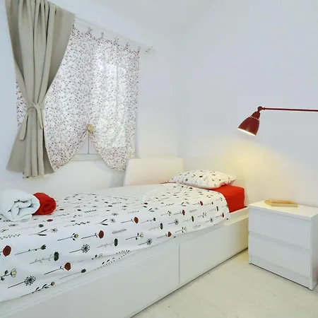 Candela, No 4 *