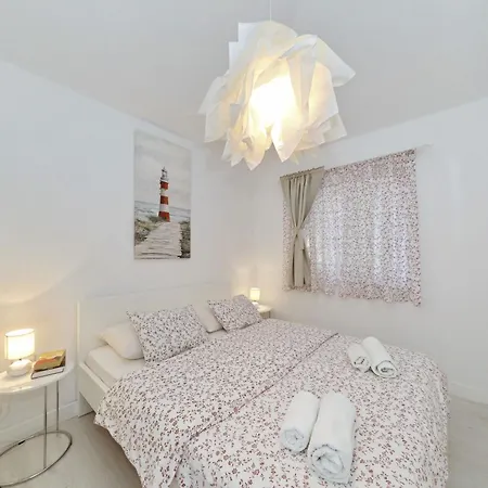 Candela, No 4 Starigrad Paklenica