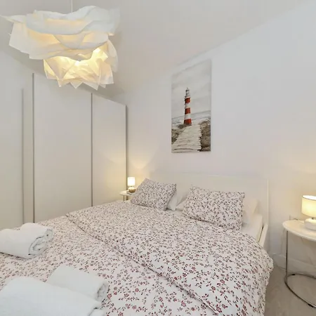 Candela, No 4 *