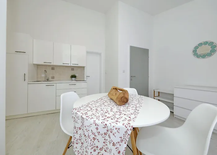 Candela, No 4 Apartment *