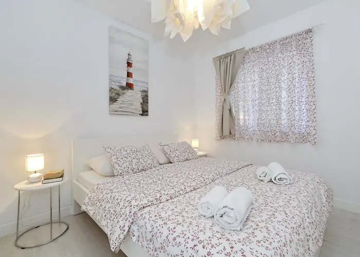 Candela, No 4 Apartment